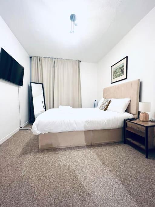 Modern Flat In Apartment *