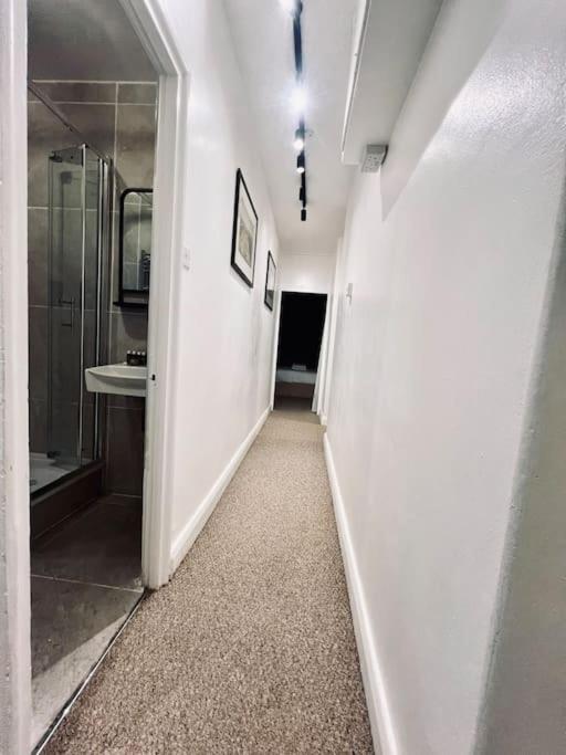 Modern Flat In Apartment London