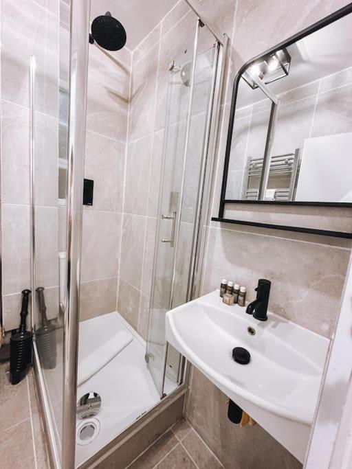 Modern Flat In Apartment *